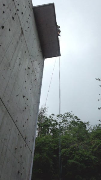 人工登攀壁の裏にあるタイヤ落下用の壁